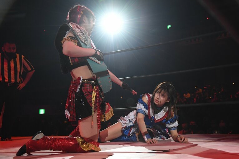 試合後、荒井優希に手を差し伸べる伊藤麻希