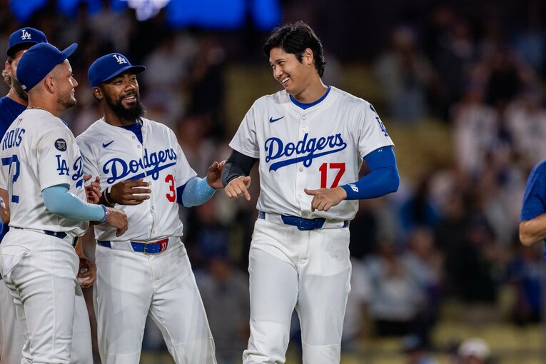 【Numberカメラマンが激写・大谷翔平の愛される日常】勝利後…テオスカーとイチャイチャ（全3枚中の3枚目。写真はまだまだ続きます）　©Nanae Suzuki