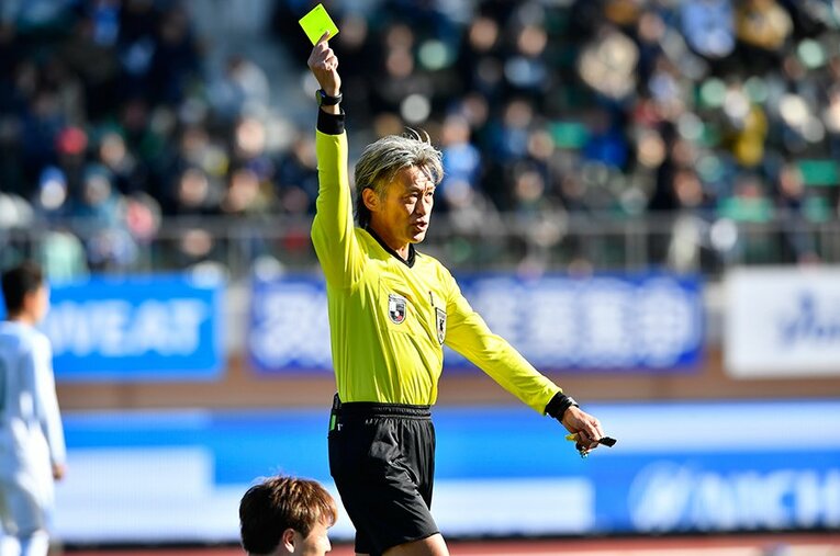 今シーズン限りで国内トップリーグを担当する審判員を勇退する村上伸次。プロフェッショナルレフェリーとして、多くの試合を裁いてきた ／ photograph by J.LEAGUE