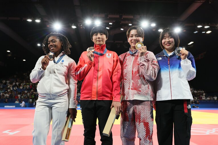 柔道女子57kg級、左から銅メダルのサラ=レオニー・シジク、舟久保遥香、金メダルの出口クリスタ、銀メダルのホ・ミミ　©Kaoru Watanabe/JMPA