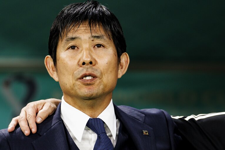 スペイン戦、試合開始前の国歌斉唱。森保監督は目を潤ませた　©Kiichi Matsumoto／JMPA