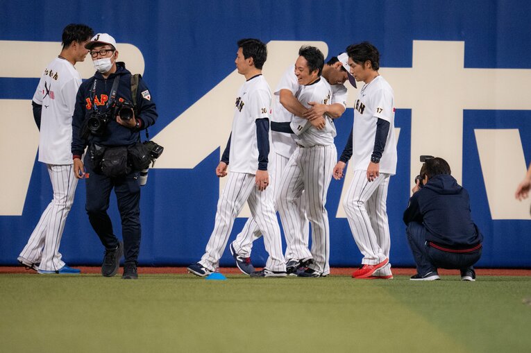 大谷に抱きつかれる松井　©︎Nanae Suzuki