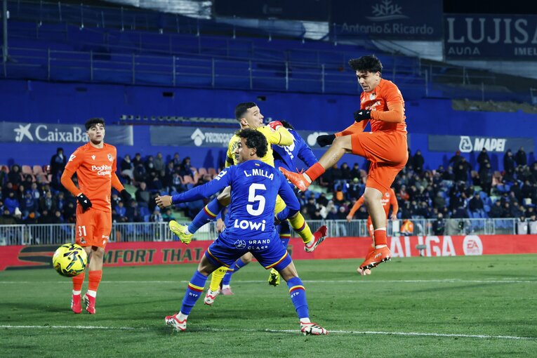 「バモーース！！」久保建英“劇的アシスト”に味方GKが敵陣ゴール付近まで…仲間は絶叫、新監督からハグ「ガッツと勝利の欲求」が窮地ソシエダを救う(11)