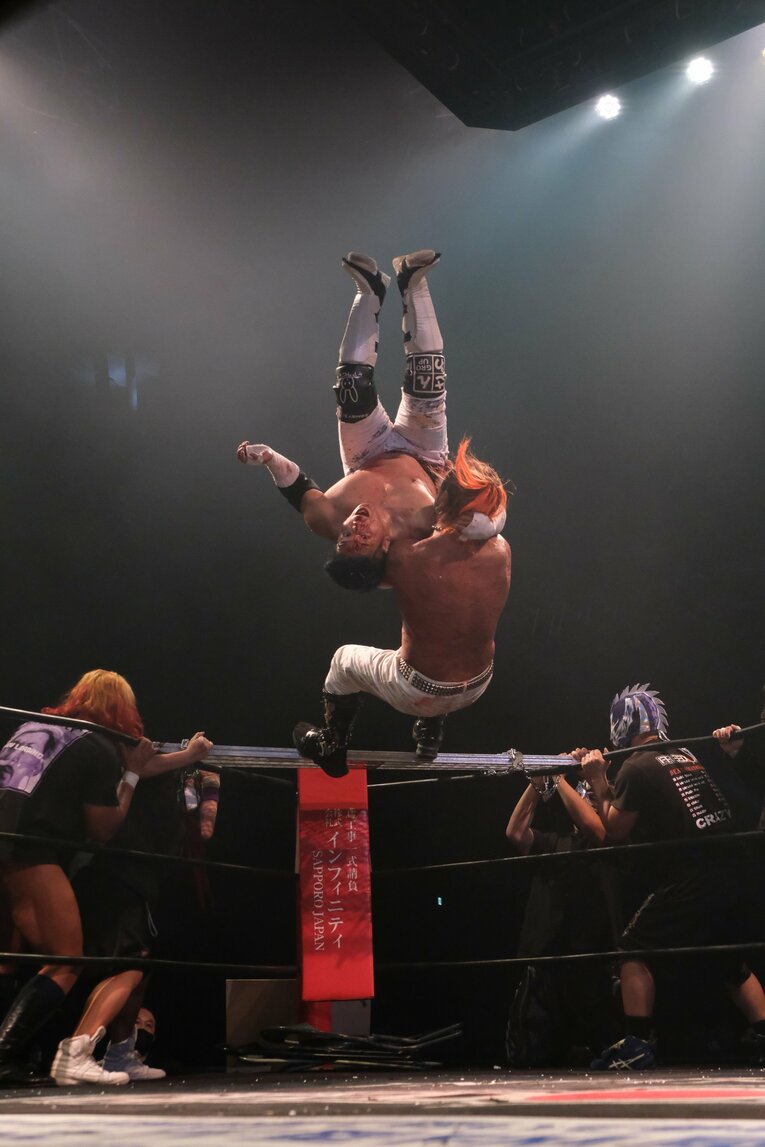 カリスマ葛西純「世の中は無駄な血を一滴も流すな」 頬を串刺し、人間ダーツ…それでもデスマッチが“ただの残虐ショー”ではない理由(38)