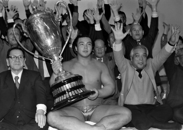 1981年11月、横綱昇進後初の優勝を果たした千代の富士。ここから九州場所8連覇という偉業を達成する　©JIJI PRESS