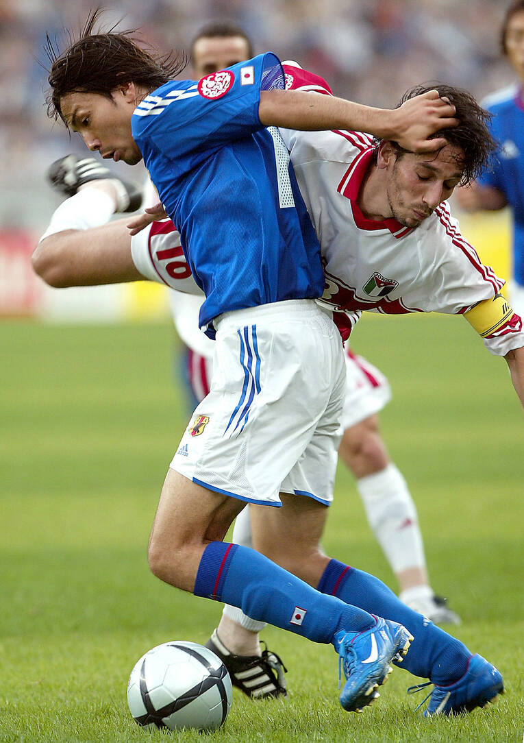 最前線で体を張り続けた鈴木隆行　©AFP/AFLO