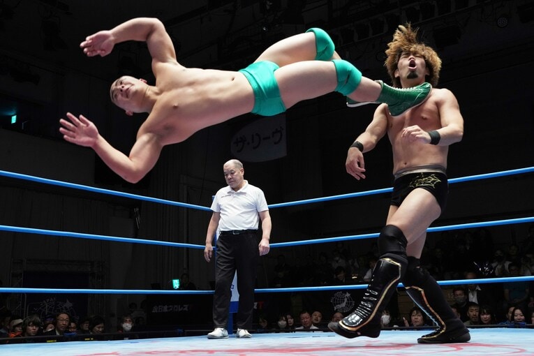 井上凌にキレのいいドロップキックを長尾一大心。2024年10月22日、後楽園ホール　©Essei Hara