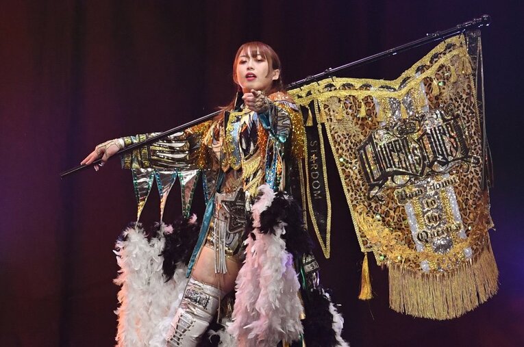 4月23日、スターダムの横浜アリーナ大会で入場する上谷沙弥。白川未奈に敗れ、1年4カ月にわたって防衛し続けた白いベルトをついに手放した ／ photograph by Masashi Hara