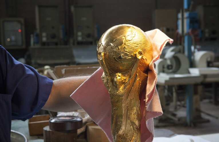 W杯トロフィー「門外不出の製造過程」を特別に撮った…4代目女性社長いわく「情熱が工房の隅々にまで息づいています」(28)