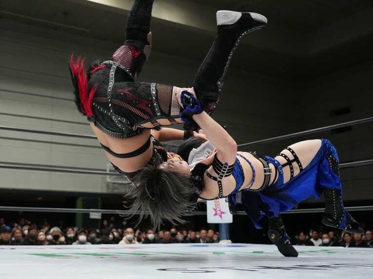 小波をスープレックスで投げる安納サオリ　©Essei Hara