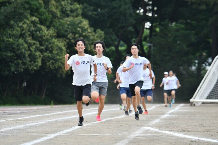 トレーニングに励む現在の桐朋中高陸上部のメンバーたち　©Hideki Sugiyama