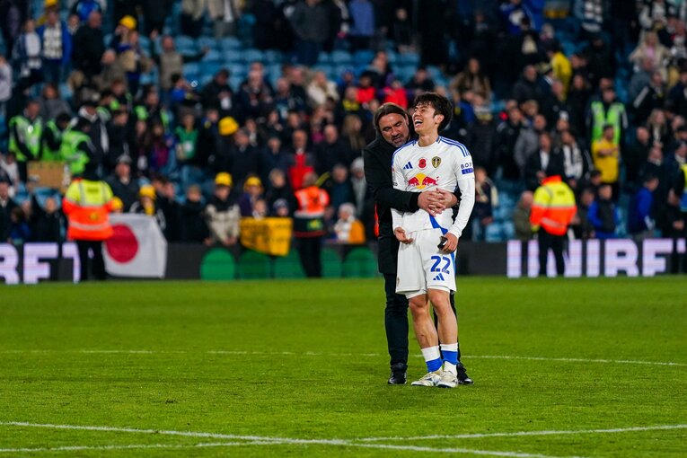 11月9日のQPR戦。2－0での勝利後、田中碧をハグして喜ぶダニエル・ファルケ監督　©AFLO