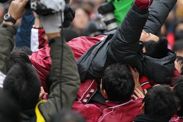 胴上げされる渡辺康幸監督　©Shigeki Yamamoto