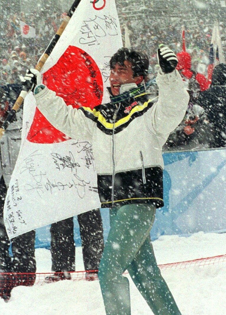 原田雅彦は94年リレハンメル五輪のジャンプ団体で失速、金メダルを逃す。4年後の長野五輪で原田自身が大ジャンプ。金メダルをかけて最後に飛ぶ船木和喜に「ふなきぃ～」と声援を送った。写真は優勝を決めて喜ぶ原田　©JIJI PRESS