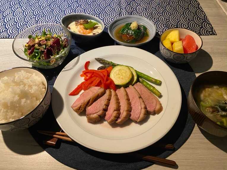 ［夜］「海外は日本よりもいろいろな種類のお肉があるので、栄養価の高いジビエ料理なども◎。さまざまな調理方法でチャレンジしています」（緒方さん提供）