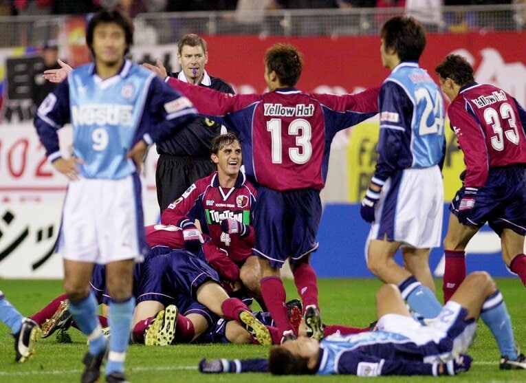 2001年のチャンピオンシップ。延長前半、ＭＦ小笠原満男のＶゴールで優勝を決め、喜ぶ鹿島イレブンと磐田FW中山ら　©︎JIJI PRESS