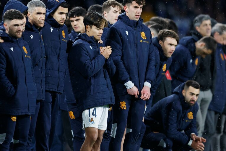 久保建英の「目をつむった祈り」は届かず失望…現地カメラマンが見た“近いようで遠い初タイトル”「タケら選手たちは打ちのめされた。だが」(4)