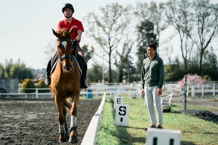 競馬の「モンキー乗り」とはまったく違う乗馬フォームに、高嶋選手は当初手こずったという ／ photograph by Yuki Suenaga