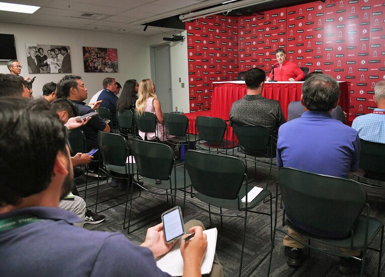 ミナシアンGMによる説明が行われた会見室の様子。まさかの発表に記者陣は騒然となった　©JIJI PRESS