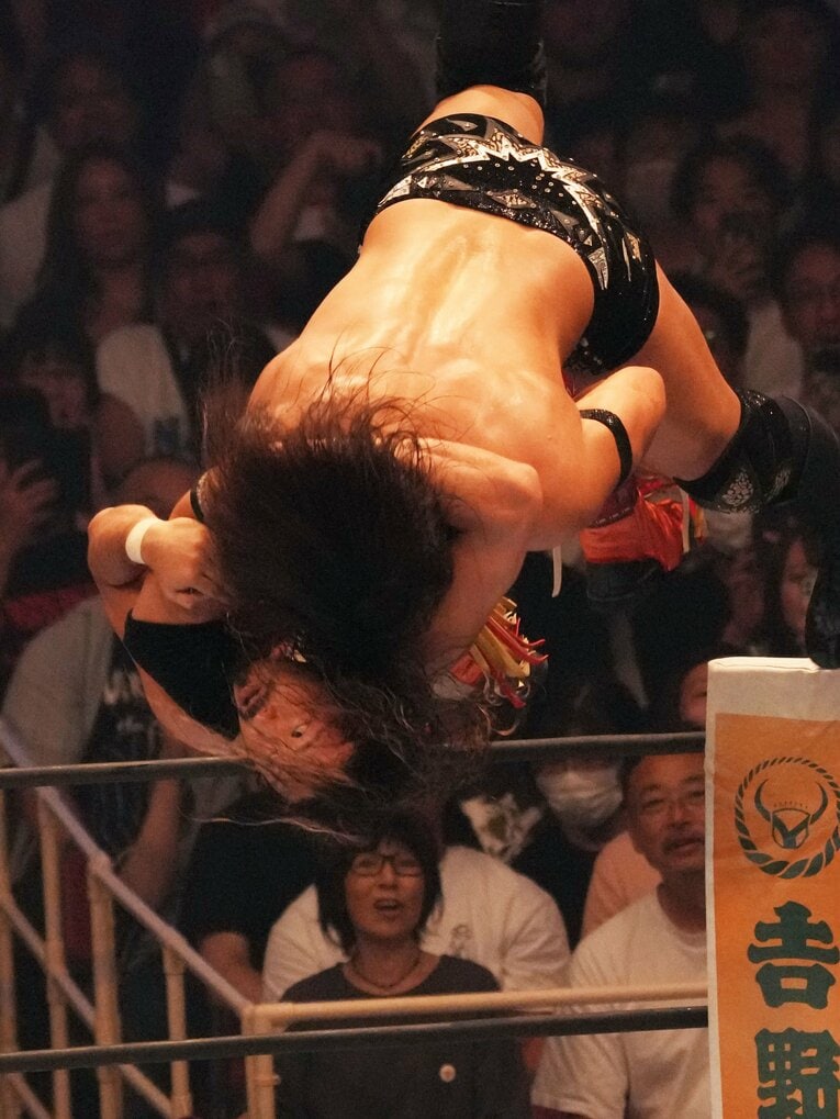 雪崩式スパニッシュフライを放つ辻陽太　©Essei Hara