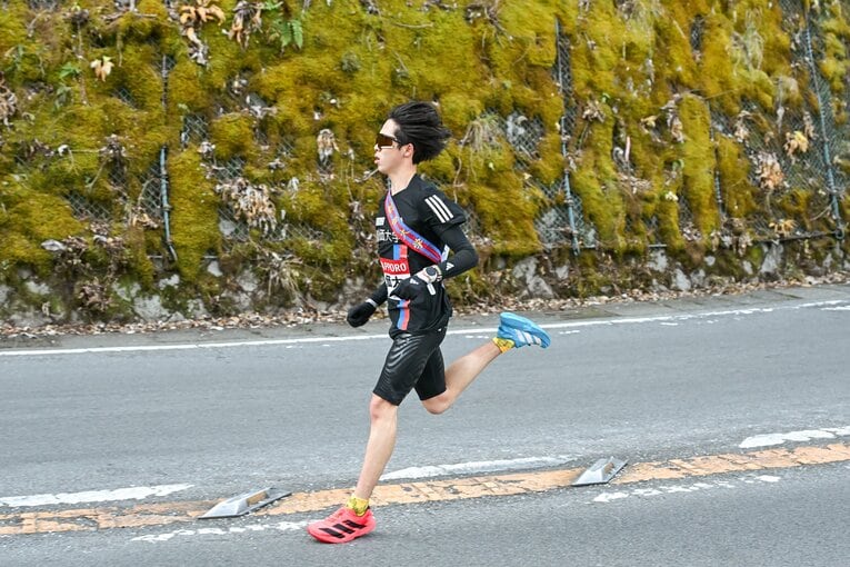 大学のカラーに合わせて左右を赤青に分けたシューズで走ったことも話題を呼んだ　©Nanae Suzuki