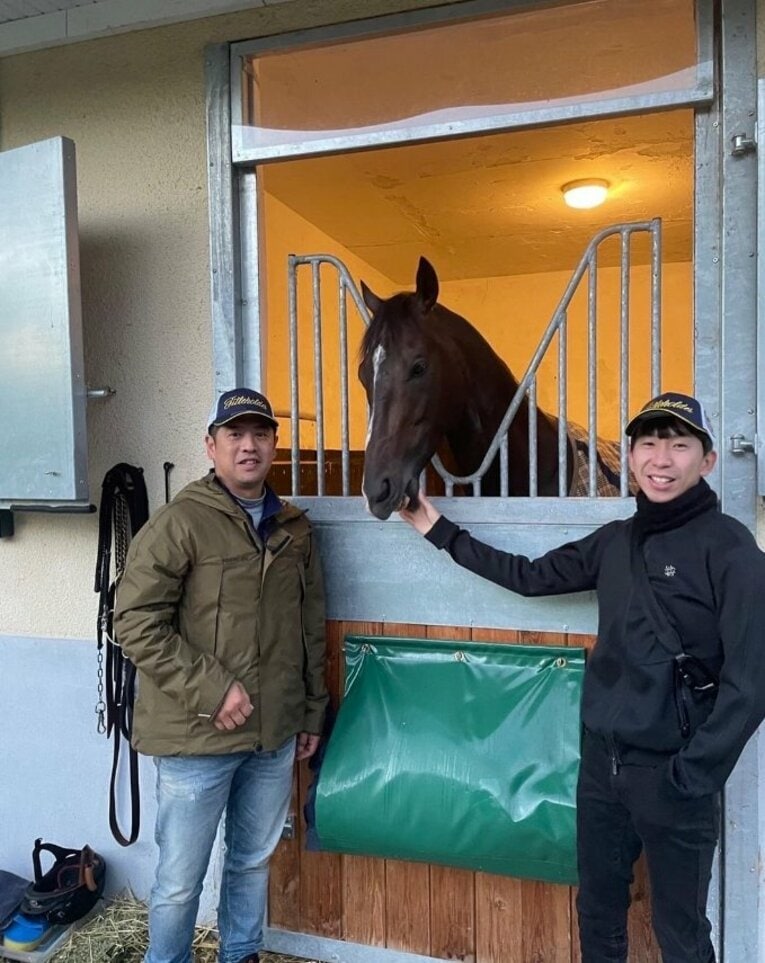 フランスで大一番を控えるタイトルホルダー馬房の前で栗田調教師と横山和生騎手　栗田徹厩舎Instagramより 提供写真