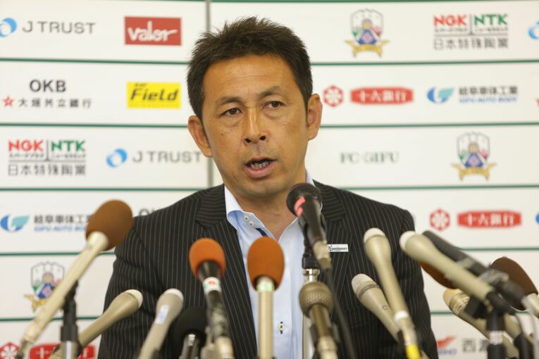 J2開幕戦を前に会見する北野誠監督（当時）©︎AFLO