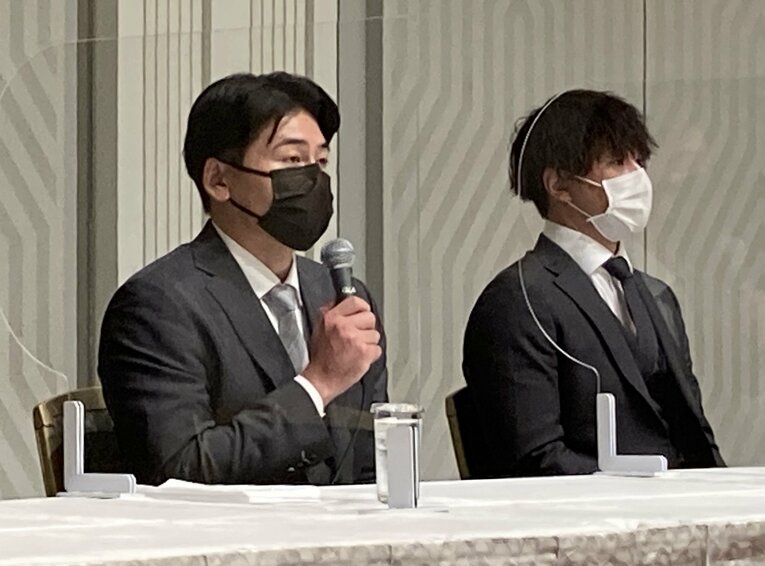 2021年12月、日本プロ野球選手会の新会長に選ばれた會澤翼（左）。右は炭谷銀仁朗前会長 ©JIJI PRESS