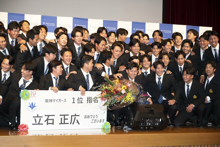 創価大野球部の選手たちと壇上で記念撮影　©Keiji Ishikawa