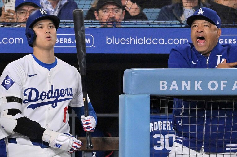 ドジャースのロバーツ監督と大谷翔平。現地時間10月5日からポストシーズンに臨む ／ photograph by JIJI PRESS