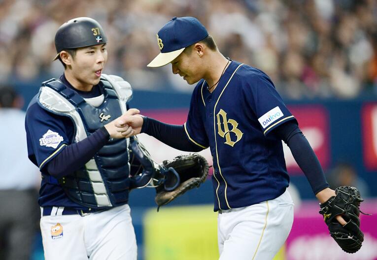 満塁のピンチをしのぎ、捕手・若月健矢から言葉をかけられるプロ1年目の山本由伸　©︎KYODO