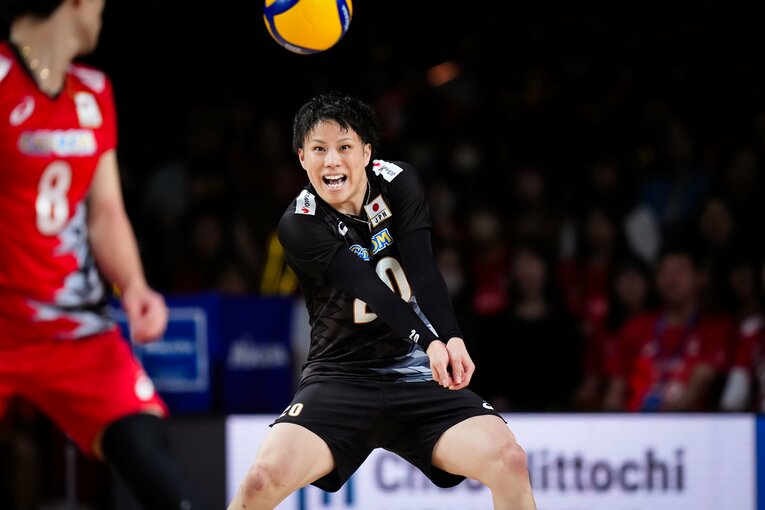 フルセットまでもつれたドイツ戦に出場したリベロ山本智大。精度の高いサーブに苦しめられた　©︎Volleyball World