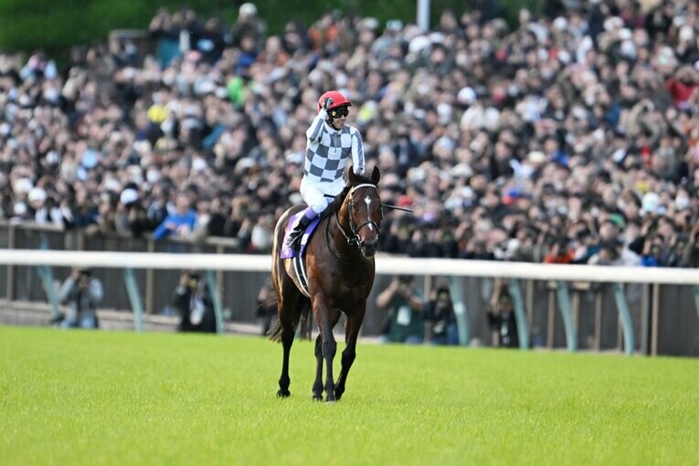 ドウデュースのウイニングラン　©Keiji Ishikawa