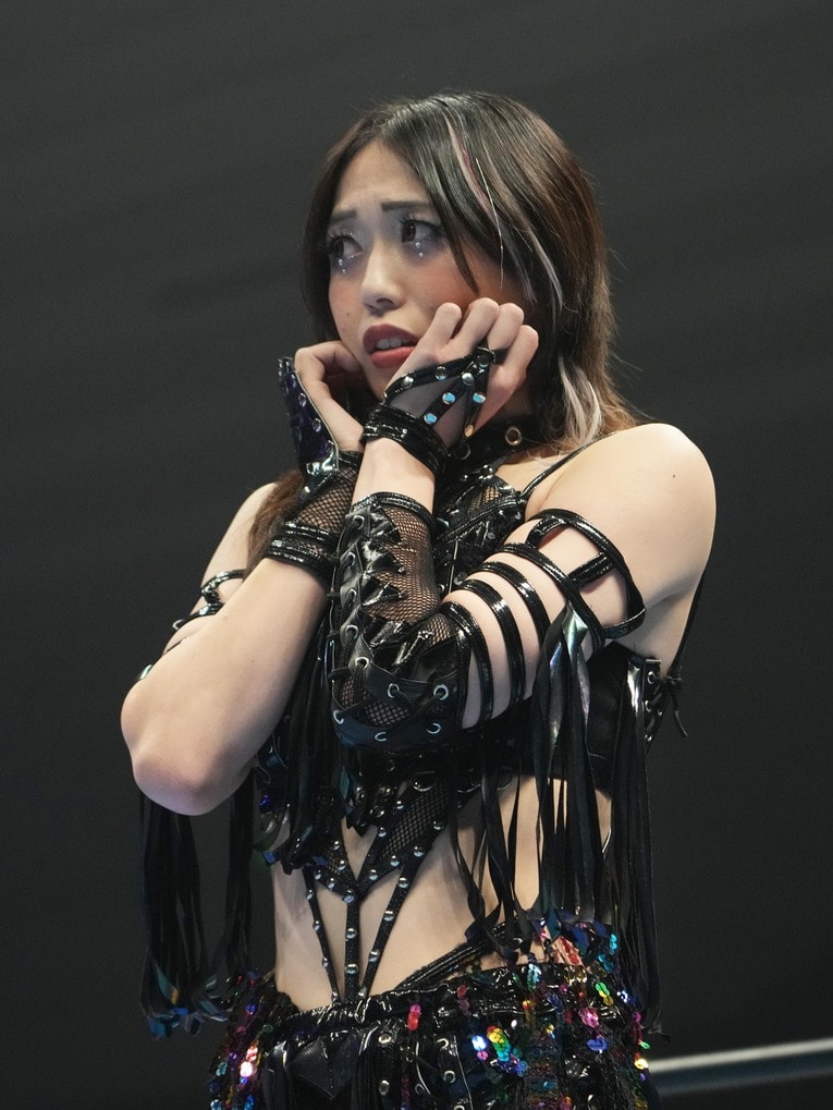 新日本プロレスとの合同興行で、小悪魔的なリアクションを見せる上谷沙弥　©Essei Hara