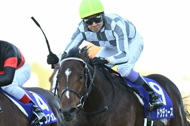 優勝したドウデュース。名手・武豊にとって初となる朝日杯FS制覇となった ／ photograph by Keiji Ishikawa
