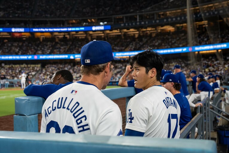 一塁コーチのクレイトン・マックロー氏と会話する大谷　©Nanae Suzuki