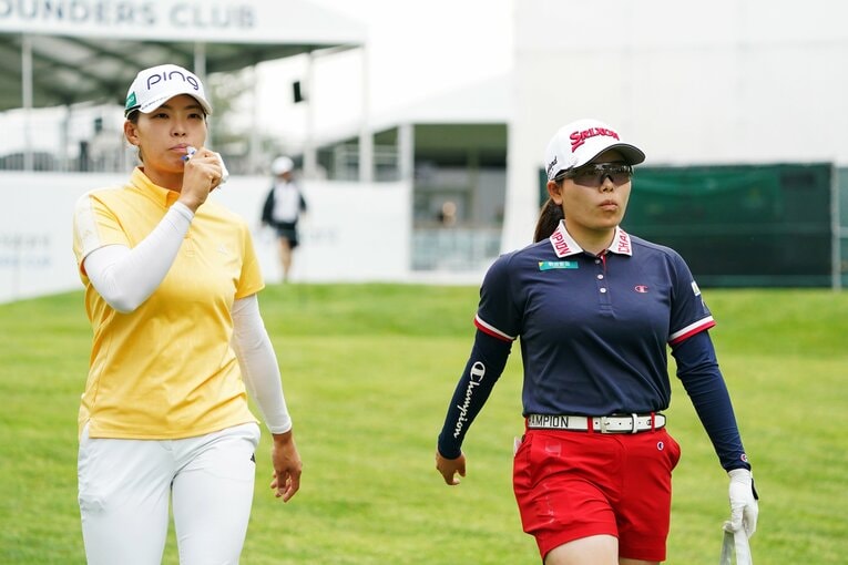 5月のファウンダーズカップで同組でプレーした渋野日向子と勝みなみ　©︎Shizuka Minami