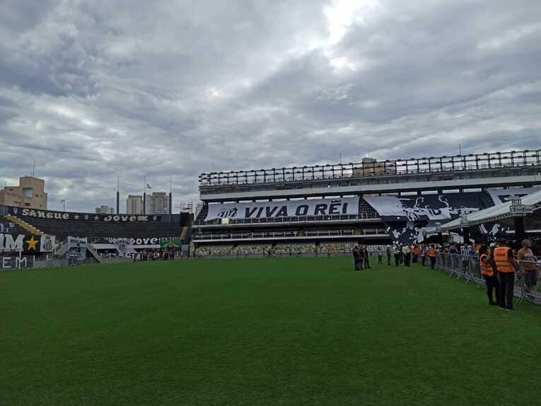 「ビバ、レイ（王様）」の文字 ©Hiroaki Sawada