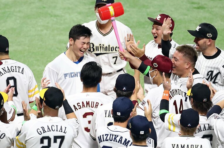 サヨナラ弾を放った清宮に手洗い祝福 ©Sankei Shimbun