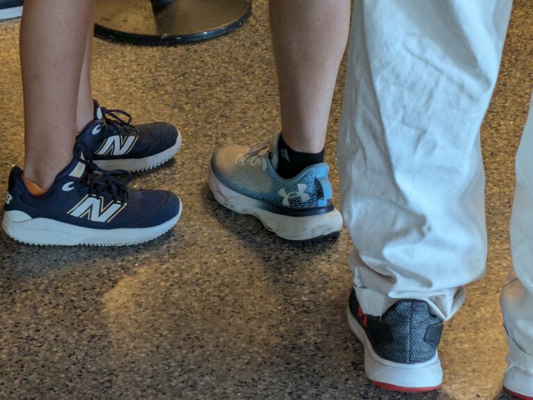 メジャー球場のコンコースで見かけたニューバランス　©Shoko Mizutsugi