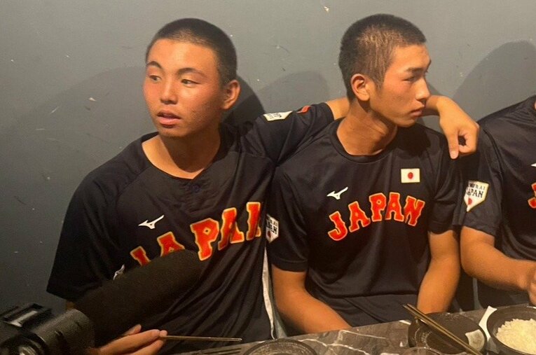 U18アジア選手権会場の台湾で焼肉に行った際も隣同士だったふたり　©Fumi Sawai