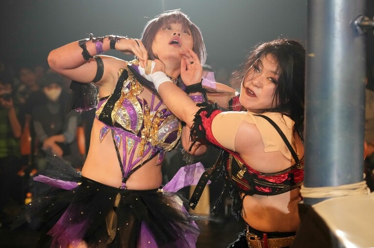 中野たむを鉄柱に叩きつける鈴季すず　©Essei Hara