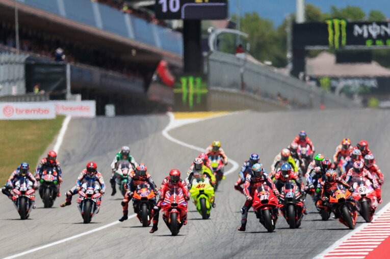 今年5月に開催されたカタロニアGPのスタートシーン。このサーキットで再びレースが開催され、決戦の舞台となる ／ photograph by Satoshi Endo