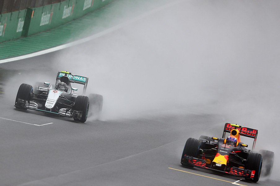 ロズベルグとハミルトンの優勝条件。逆転の鍵はあの最年少ドライバー?<Number Web> photograph by Getty Images