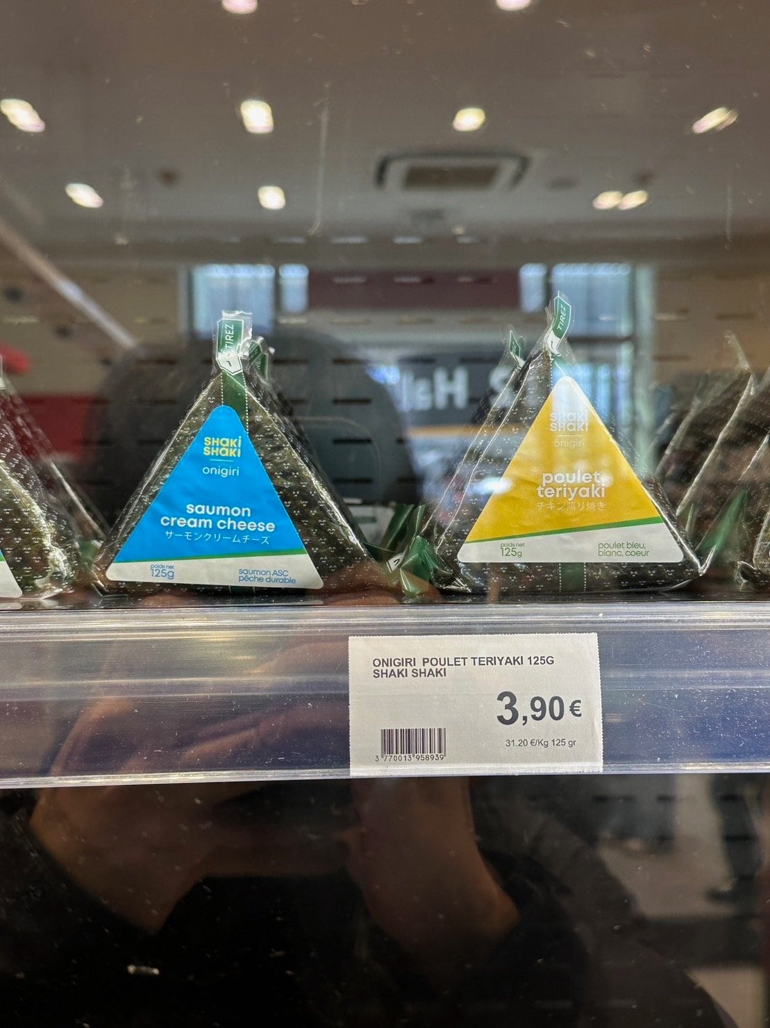 パリで発見された「SHAKI SHAKI ONIGIRI」（1個3.9ユーロ＝約620円）。「サーモンクリームチーズ」と「鳥の照り焼き」があった　©Kiichi Matsumoto