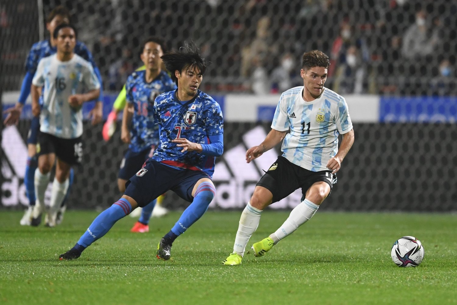 3月アルゼンチン戦でやや苦戦した印象の三笘薫　©Getty Images