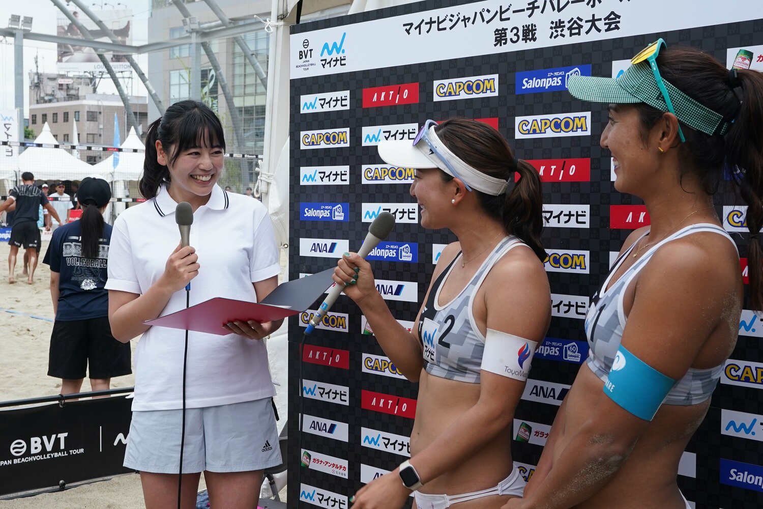 会場で選手にインタビューをする坂口さん　©Kazuaki Matsunaga