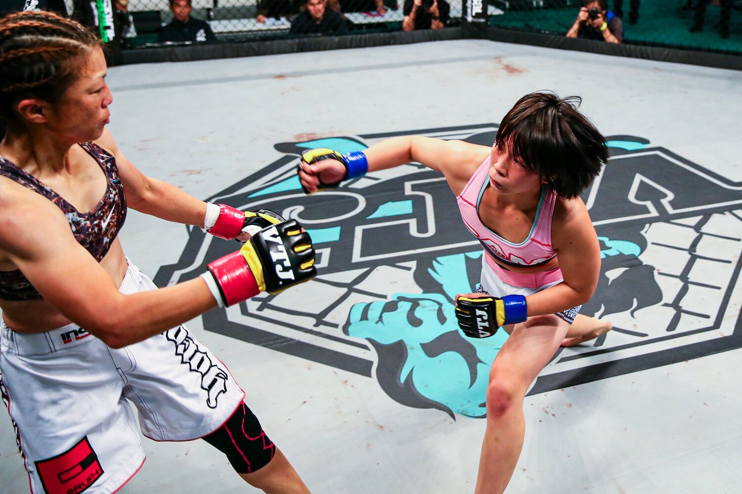 2014年のプロデビュー戦（NACHIに判定3-0で勝利）　©Susumu Nagao