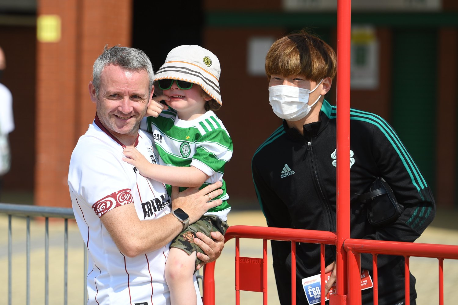 現地サポーターに撮影を求められ、快く対応する古橋　©︎Getty Images