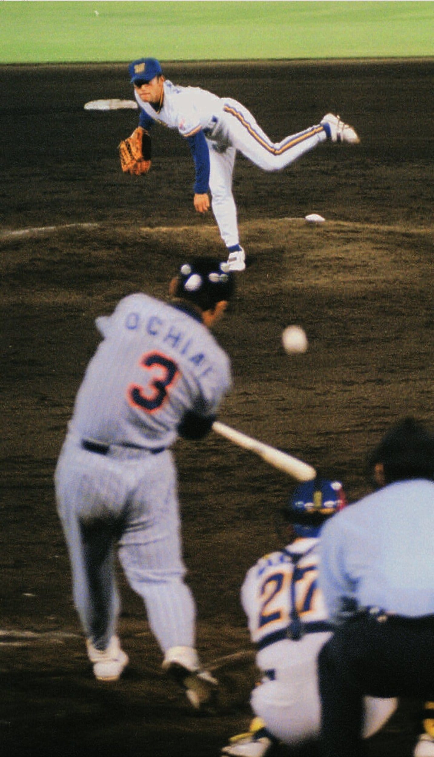 1997年4月18日、オリックス戦で1号3ランを放った日本ハム落合。相手投手の嘉勢敏弘は外野手登録でピッチャーに挑戦していた　©Sankei Shimbun